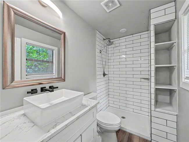 Building Photo - 24 Hampstead Ln