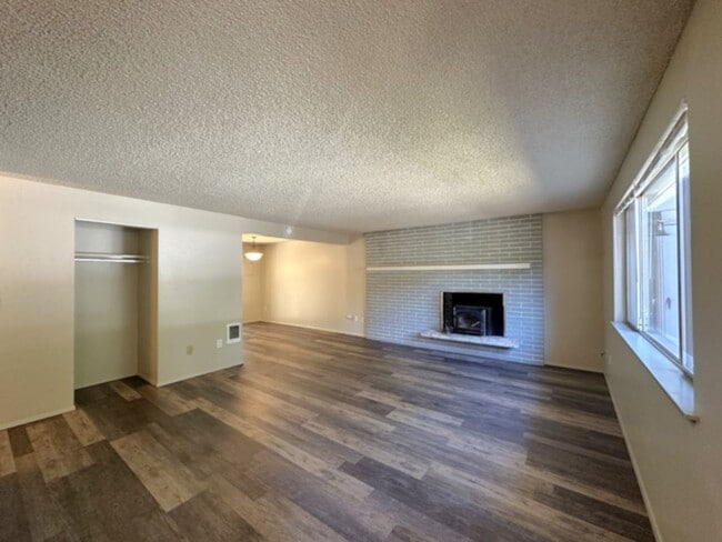 Building Photo - Townhouse in Desirable University Place Ne...