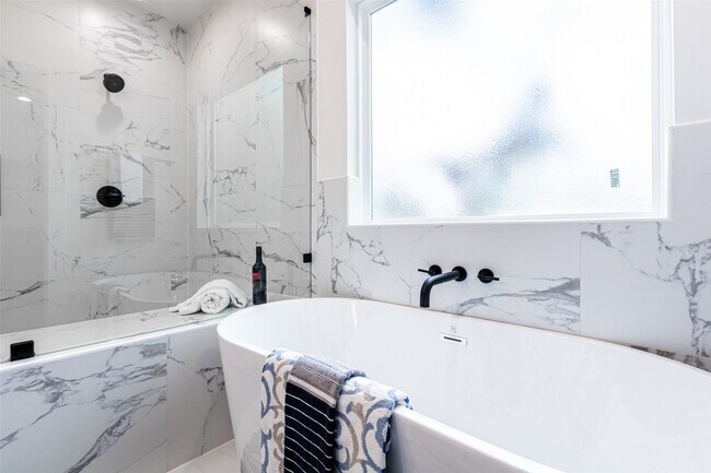 Building Photo - 6814 Burkett St.