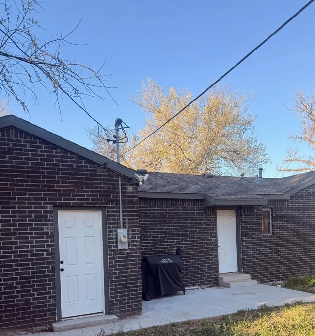 Building Photo - 1715 Oak Ave