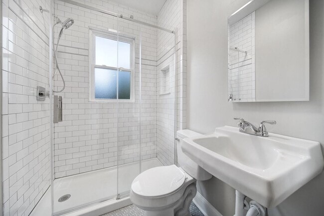 Building Photo - Newly Renovated 1 Bed 1 Bath Condo Near Up...