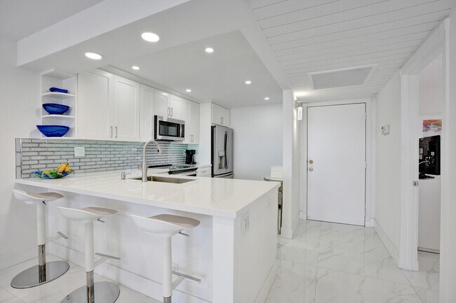 Building Photo - 6 Royal Palm Way