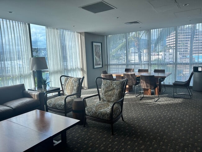 Building Photo - Spacious 2-bedroom, 2-bath with a View in Kakaako!