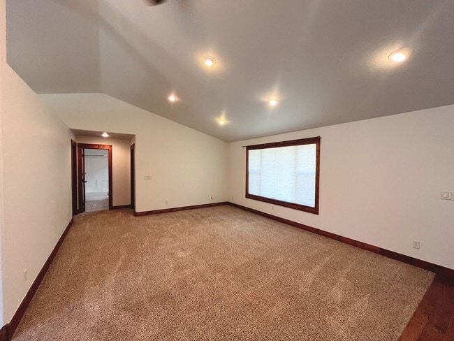 Building Photo - Charming Home with Open Floor Plan & Pet-Friendly Yard – Prime Location!