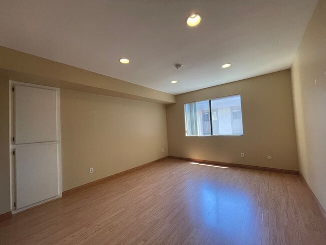 Building Photo - 1 Br - 1 Ba Hillcrest Condo with Washer/Dr...