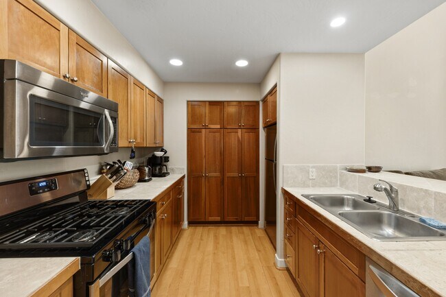 Building Photo - 562 Evans Ct