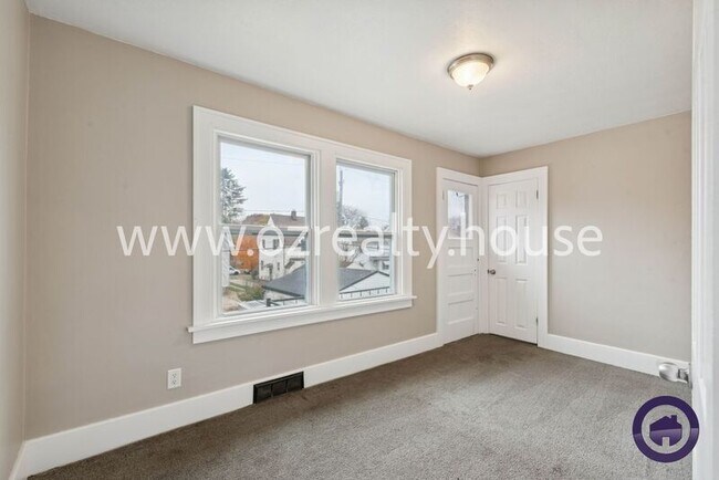 Building Photo - 4218 Parrakeet Ave