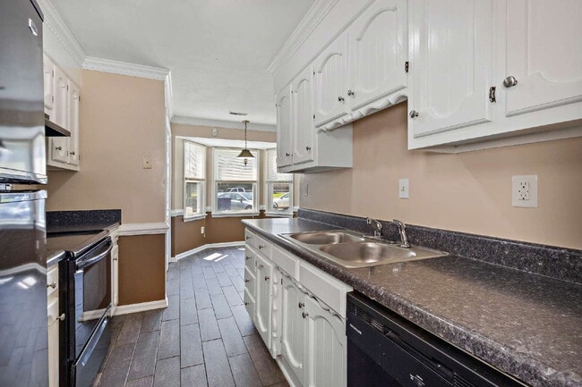 Building Photo - Churchland Townhouse