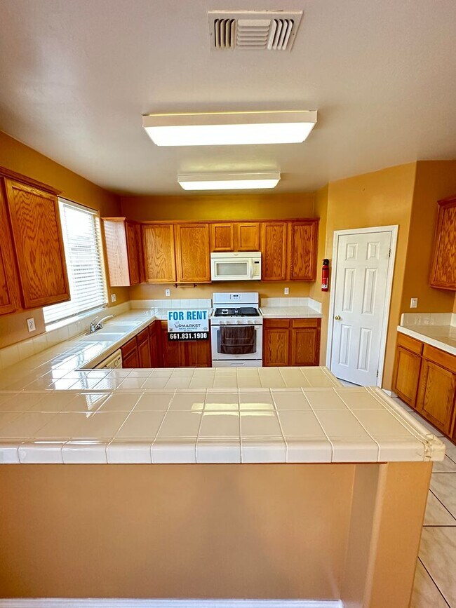 Building Photo - Charming 4-Bedroom, 3-Bathroom Home in Silver Creek