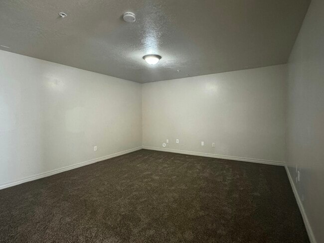 Building Photo - 83 930 E