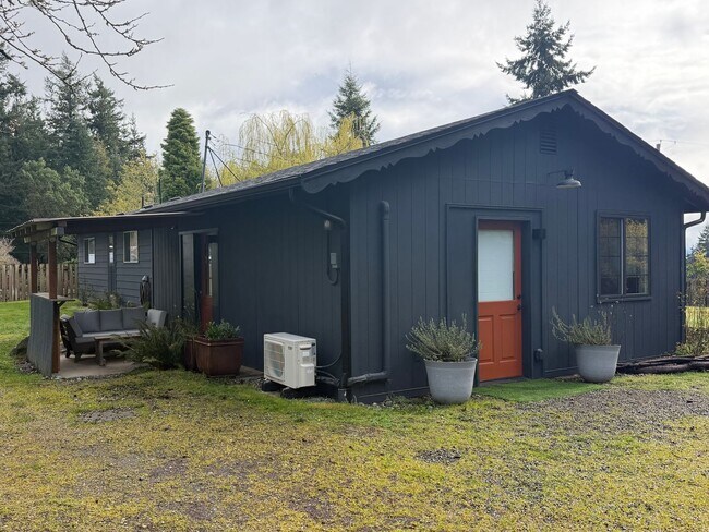 Building Photo - Updated and Stylish Studio Includes Utilities!