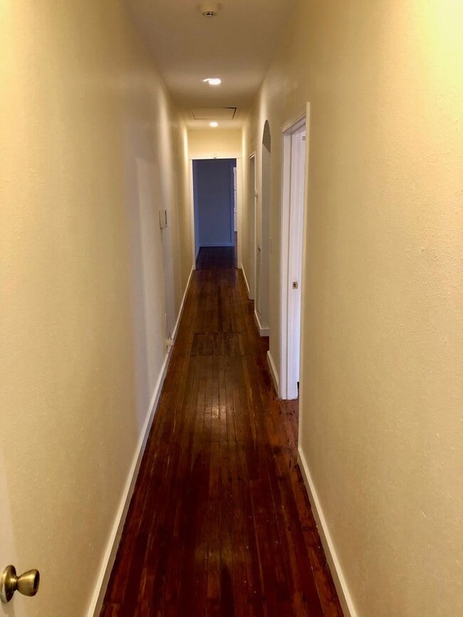 Building Photo - 2BD/1BA in the heart of Uptown
