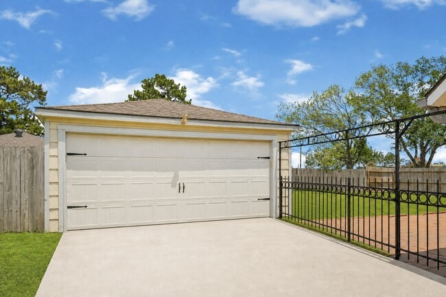 Building Photo - 539 Belwin Dr