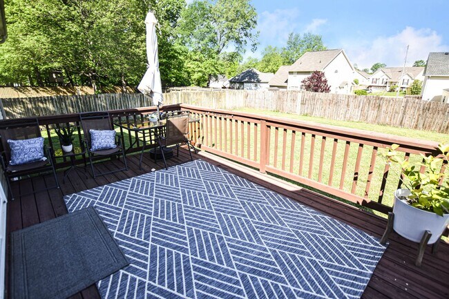 Building Photo - Pet Friendly Three Bedroom with Bonus!