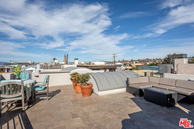 Building Photo - 318 26th St