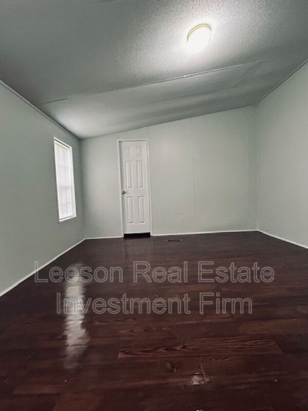 Building Photo - 310 Robbin Ln