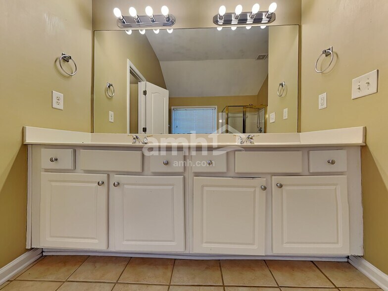 Building Photo - 1701 Hillside Bend Xing