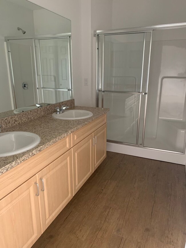 Building Photo - 3/2.5/1 Spacious Townhome