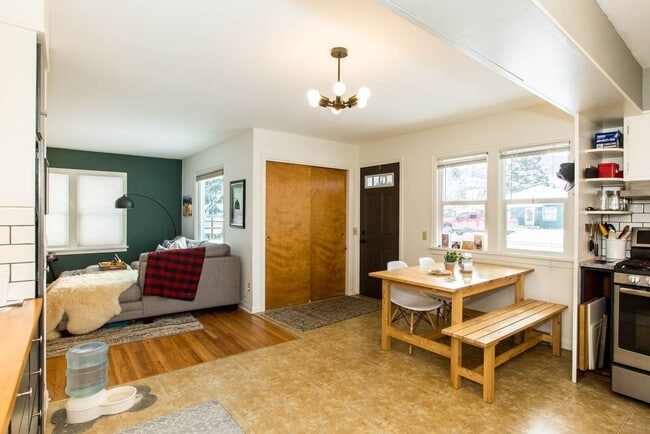 Building Photo - $3,000 - 4 bed / 2 bath Centrally Located Single Family Home in Missoula