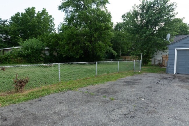 Building Photo - 2 Bed 1 Bath Home located in Warren Township