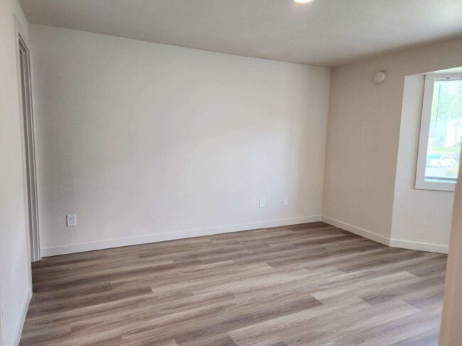 Building Photo - Lovely 2 bedroom 1.75 bath in gated commun...