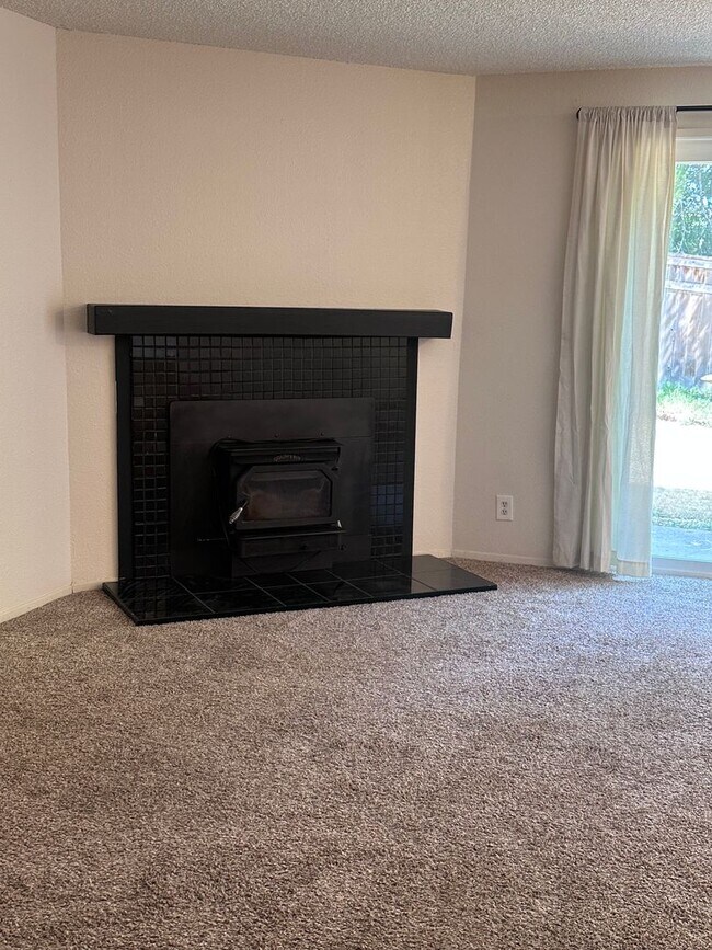 Building Photo - Bainbridge Townhouse with garage - July Rent Free