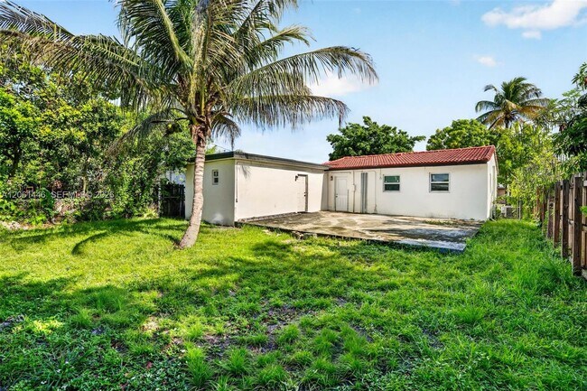 Building Photo - 6240 SW 22nd Ct