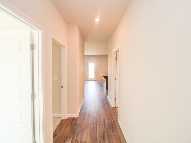 Building Photo - MOVE-IN Ready Home in New Market!