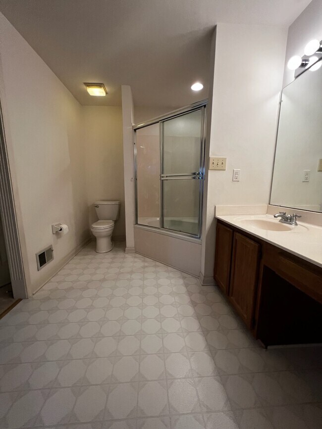 Building Photo - 10985 Eagles Cove Dr