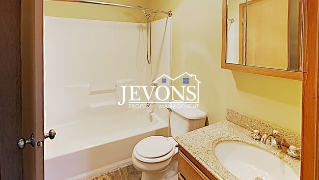 Building Photo - Charming duplex just steps from transit, p...