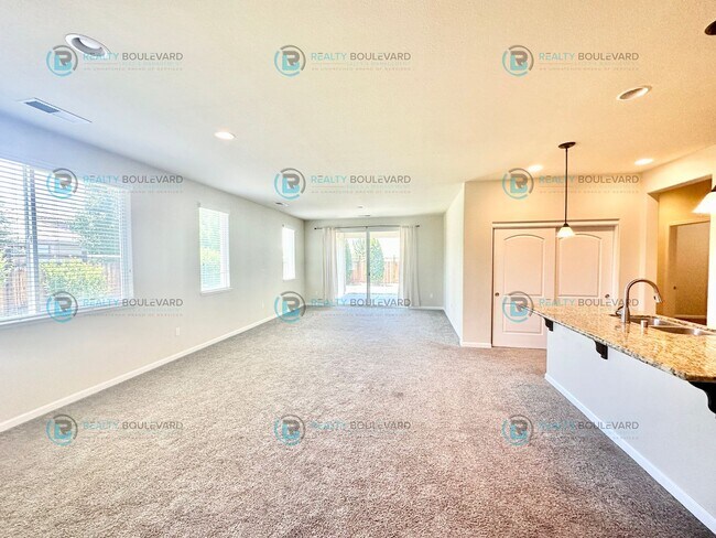 Building Photo - 3 Bedroom 2 Bathroom with Garage covered patio and beautiful yard!