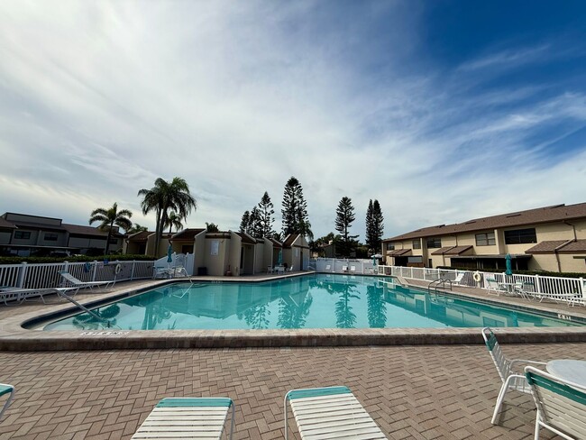 Building Photo - Serene Living at Townhomes of Lake Seminole 2/1.5 - 2 story condo