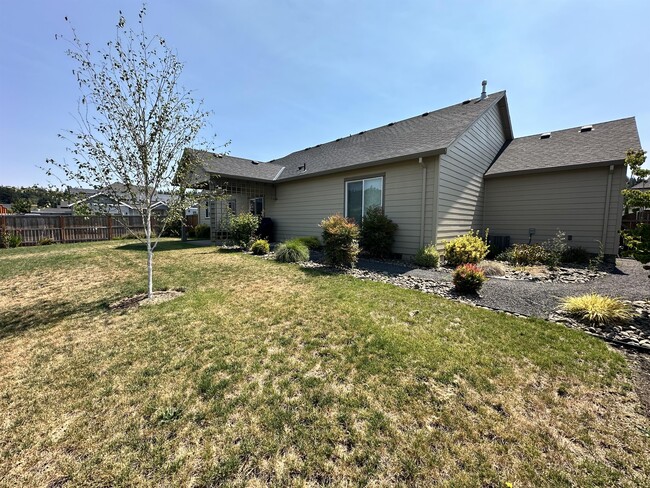 Building Photo - 823 Riley Dr NE