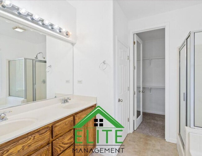 Building Photo - **Spacious 4-Bedroom, 2.5-Bath Home with L...
