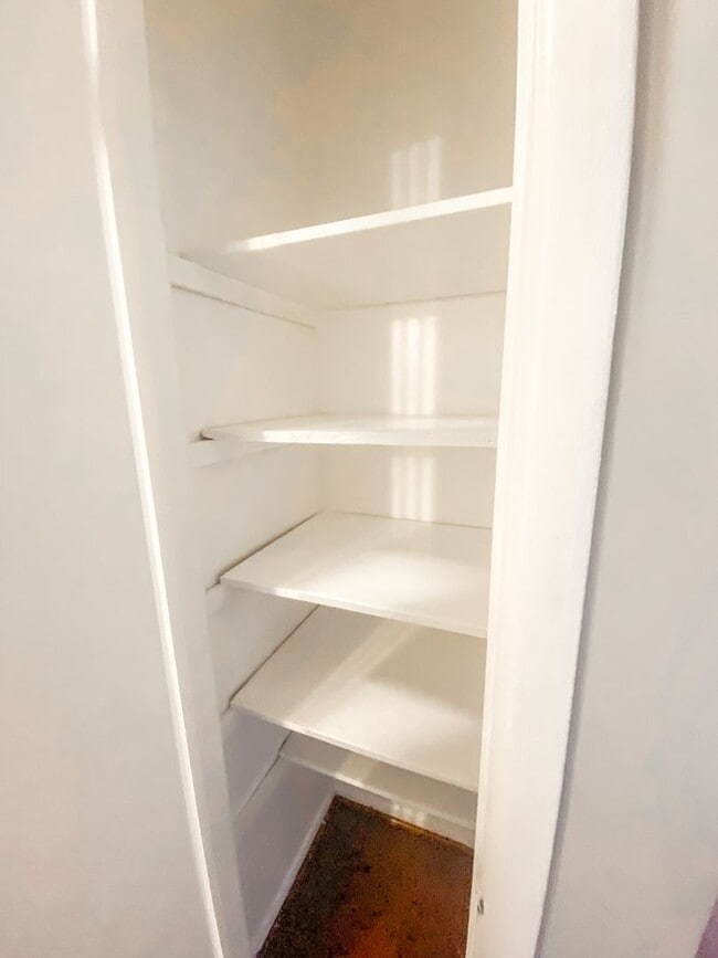 Building Photo - Stunning 3 Bed 2 Bath Condo In Much Sought After Sequoyah Community