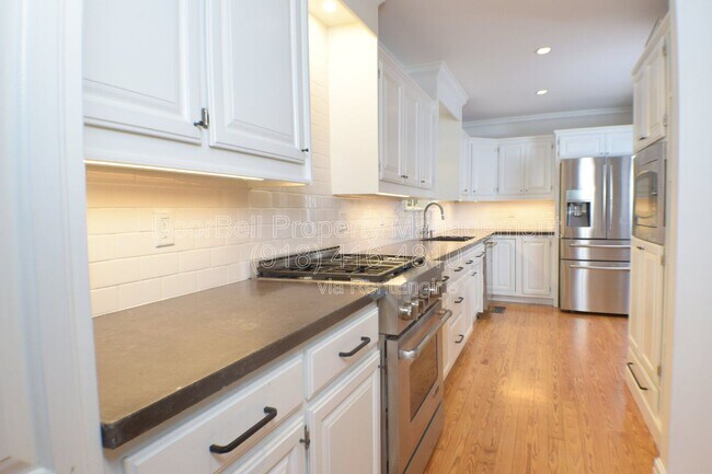 Building Photo - 255 E 27th Pl