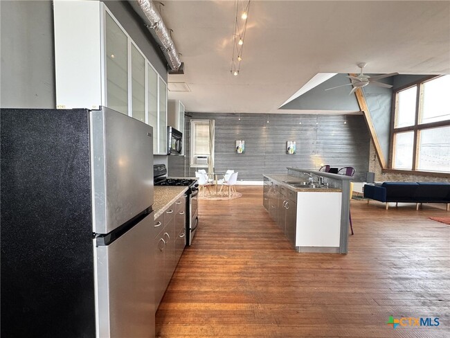 Building Photo - 103 W Walnut St