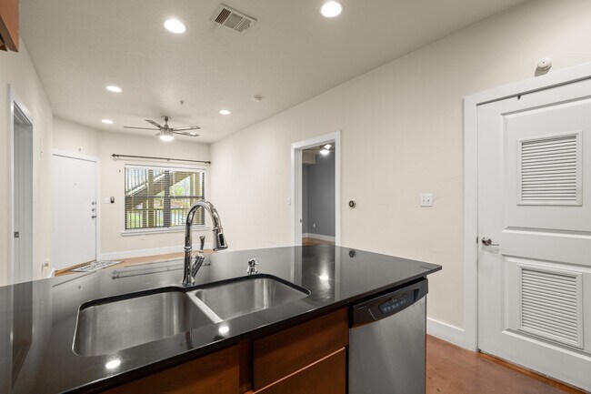 Building Photo - 1807 Poquito St