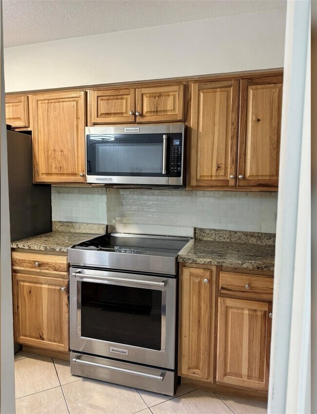 Building Photo - 8014 NW 15th Manor