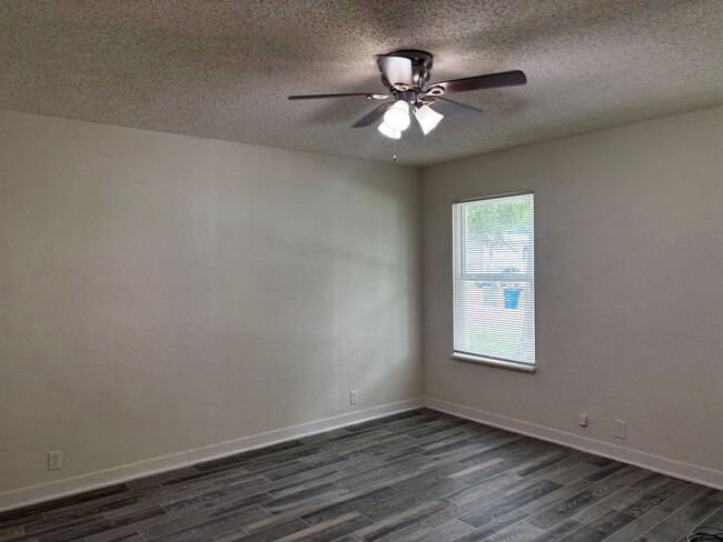 Building Photo - 4 Bedroom 2 Bath