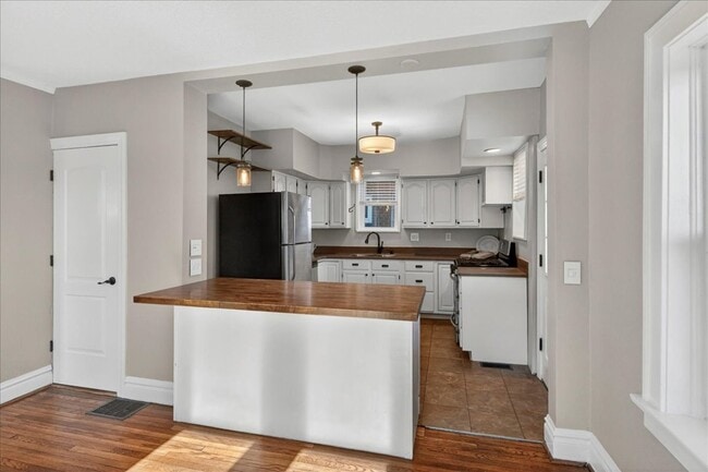 Building Photo - 1420 Bredell Ave