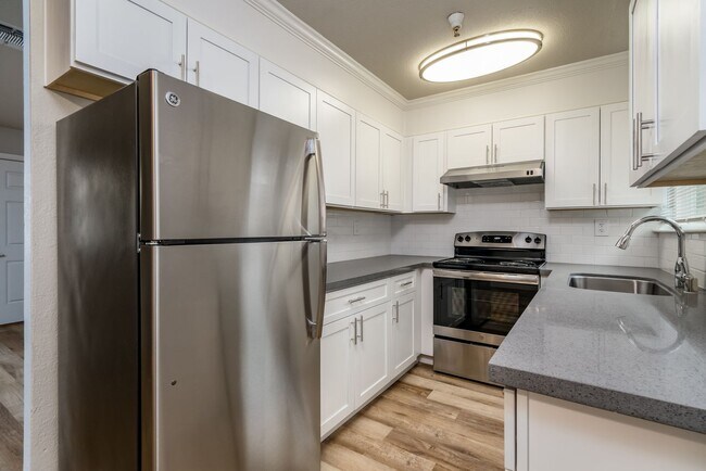 Building Photo - Recently Renovated 2 Bedroom 1 Bath, Two-Level Apartment-Great Midtown location!
