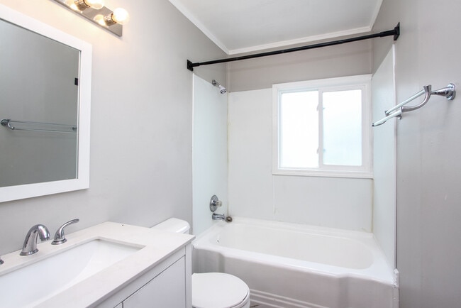 Building Photo - Fantastic 3bd/2ba home! Coming soon!