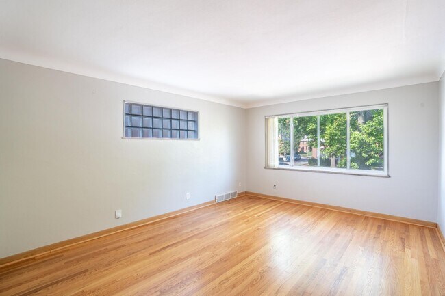 Building Photo - 5205 Jamieson Ave