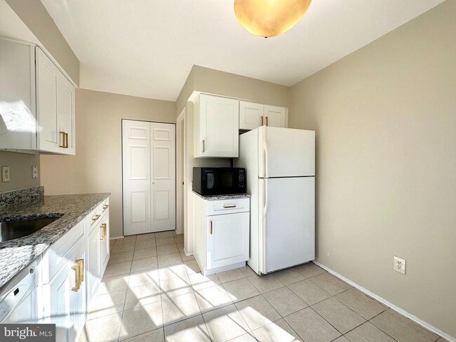 Building Photo - 402 Carousel Ct