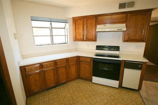 Building Photo - 830 Live Oak Rd NE