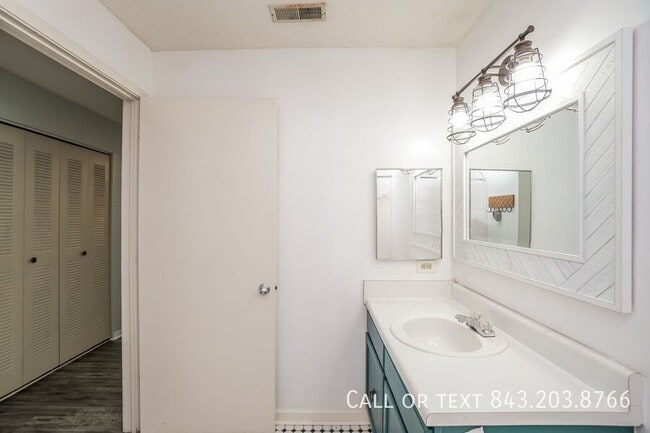 Building Photo - 2011 N Hwy 17