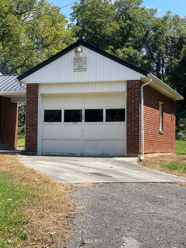 Building Photo - 2 Bedroom / 1 Bath Brick Home Jonesborough...