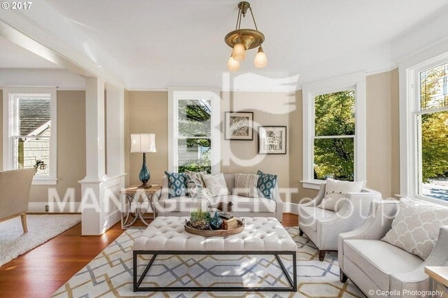 Building Photo - Johns Landing - Charming Home Near Downtown Portland. Large Gourmet Kitchen!