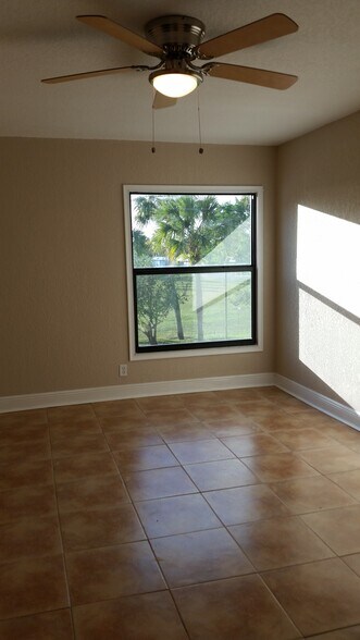 Building Photo - 430 Commodore Dr